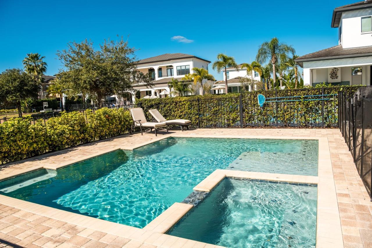Front Luxury Estate Reunion Near World