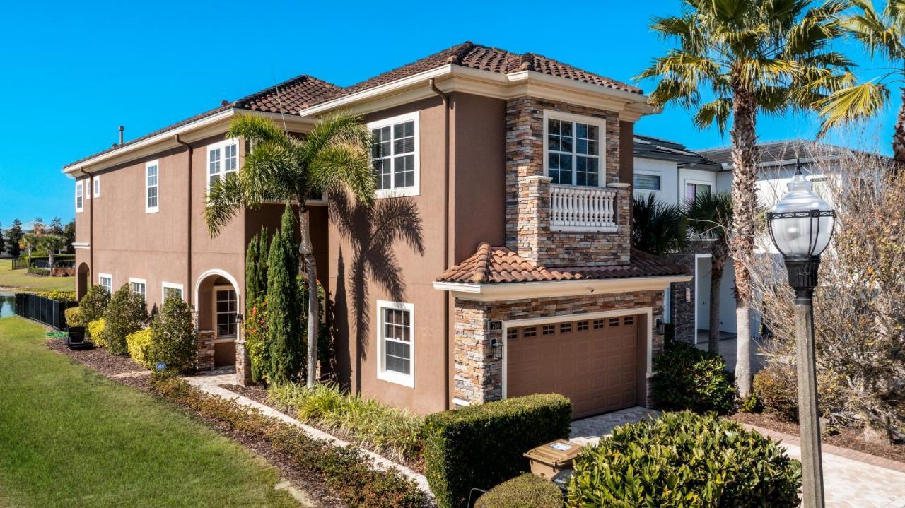 Front Luxury Estate Reunion Near World Villa